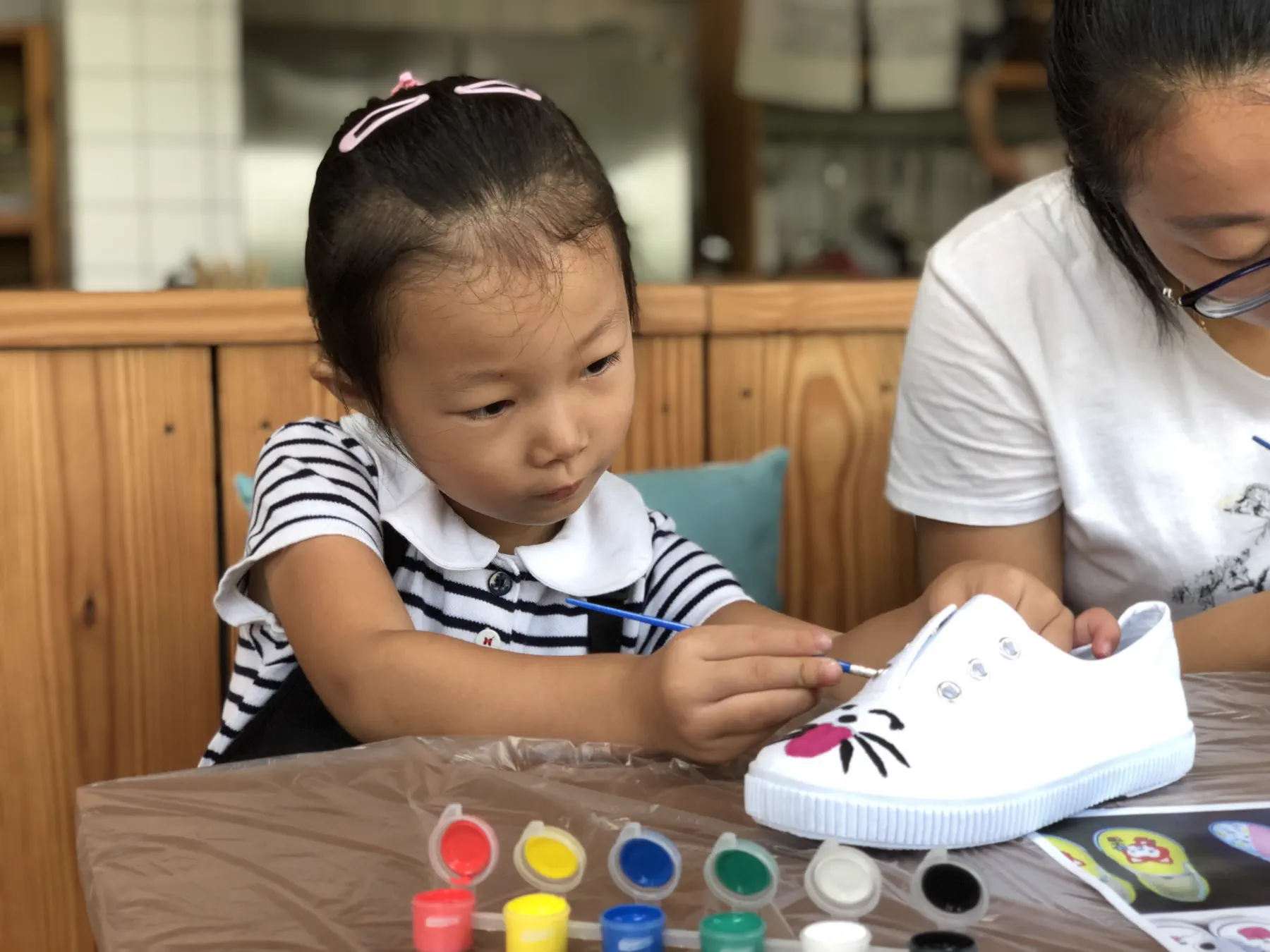 孩子在工作坊中绘制鞋面
