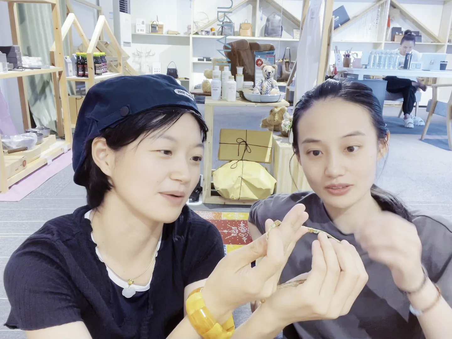 Jun 与来访者交流作品