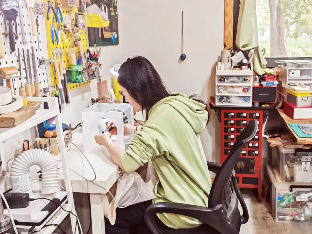 Jun 在工作室中进行金工创作
