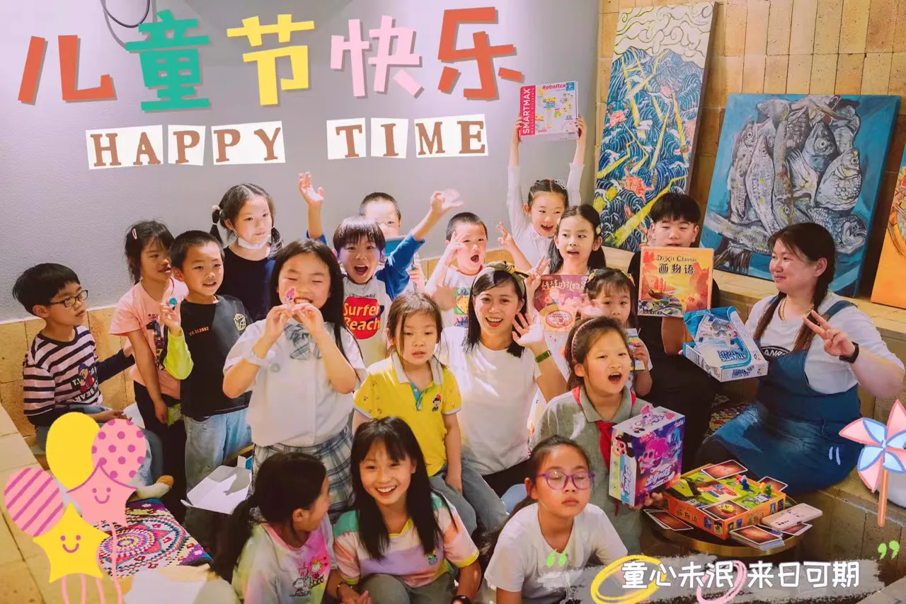 孩子们与周末主理人完成主题活动后的合影