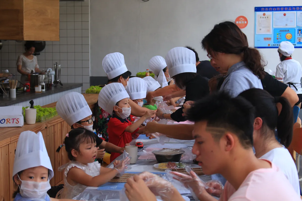 孩子们参与共同餐桌与烹饪活动