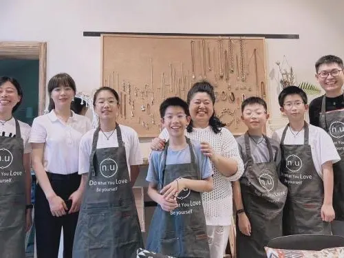 越清首饰工作室里的共同创作