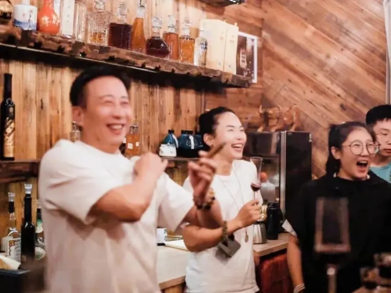 玥嘉姐酒馆里的夜间相聚