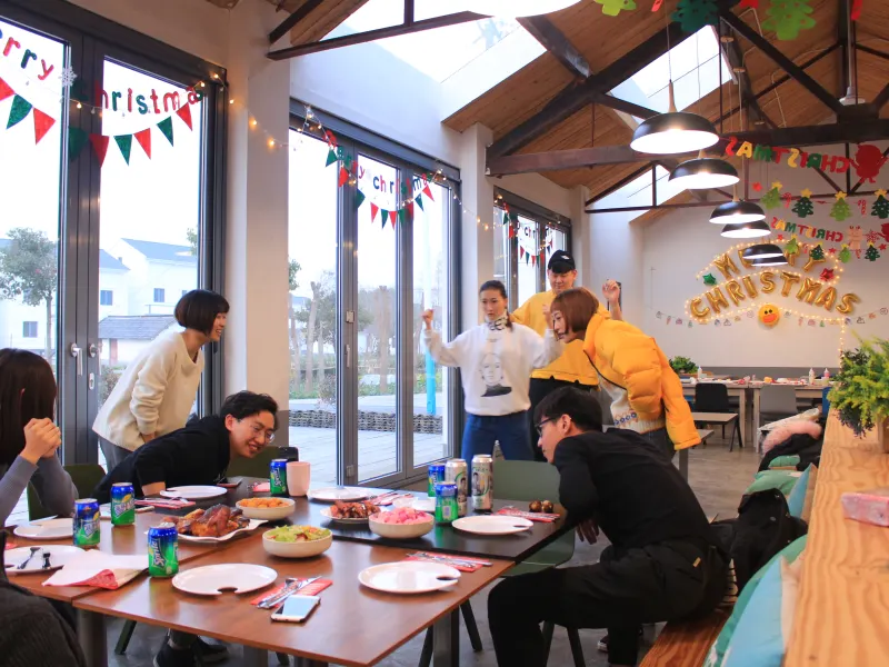 社群成员一起聚餐庆祝节日