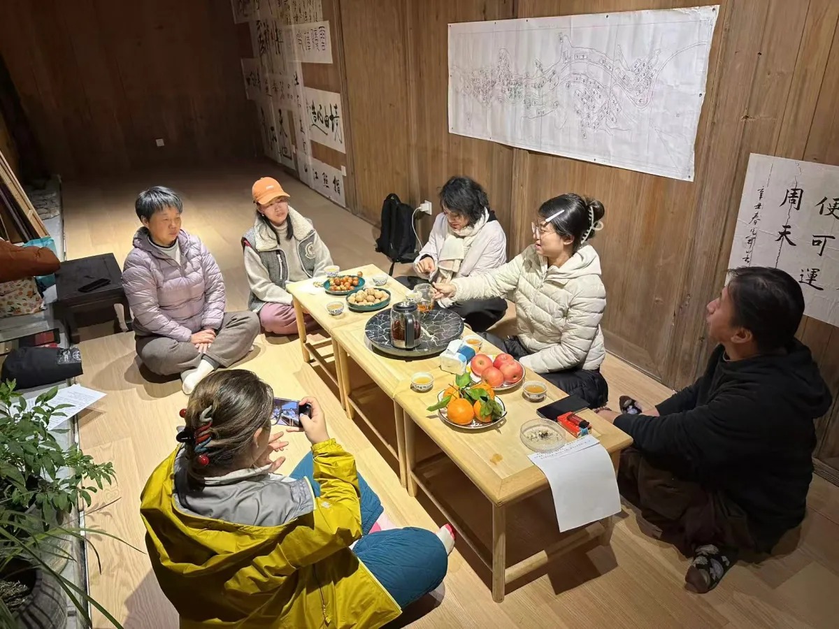 不害帕茶馆里的围坐品茶