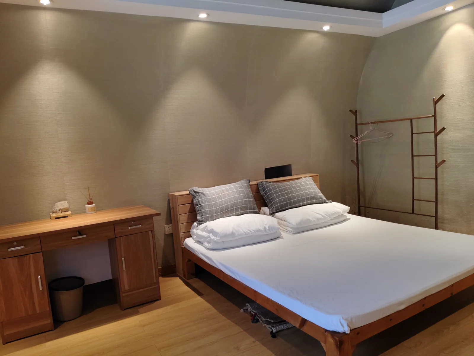 大前村温暖简洁的住宿房间