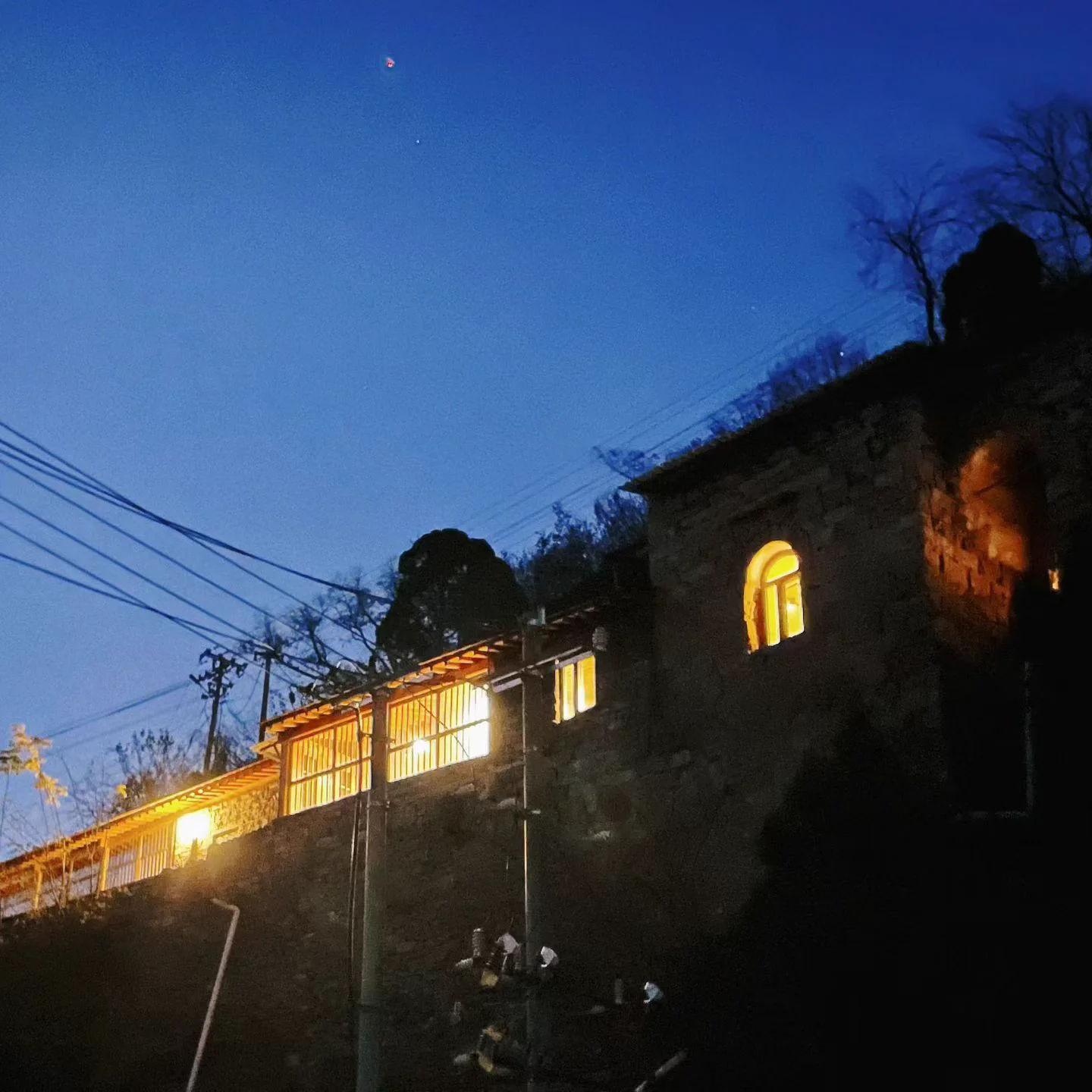 夜色中的大前村石屋与灯光