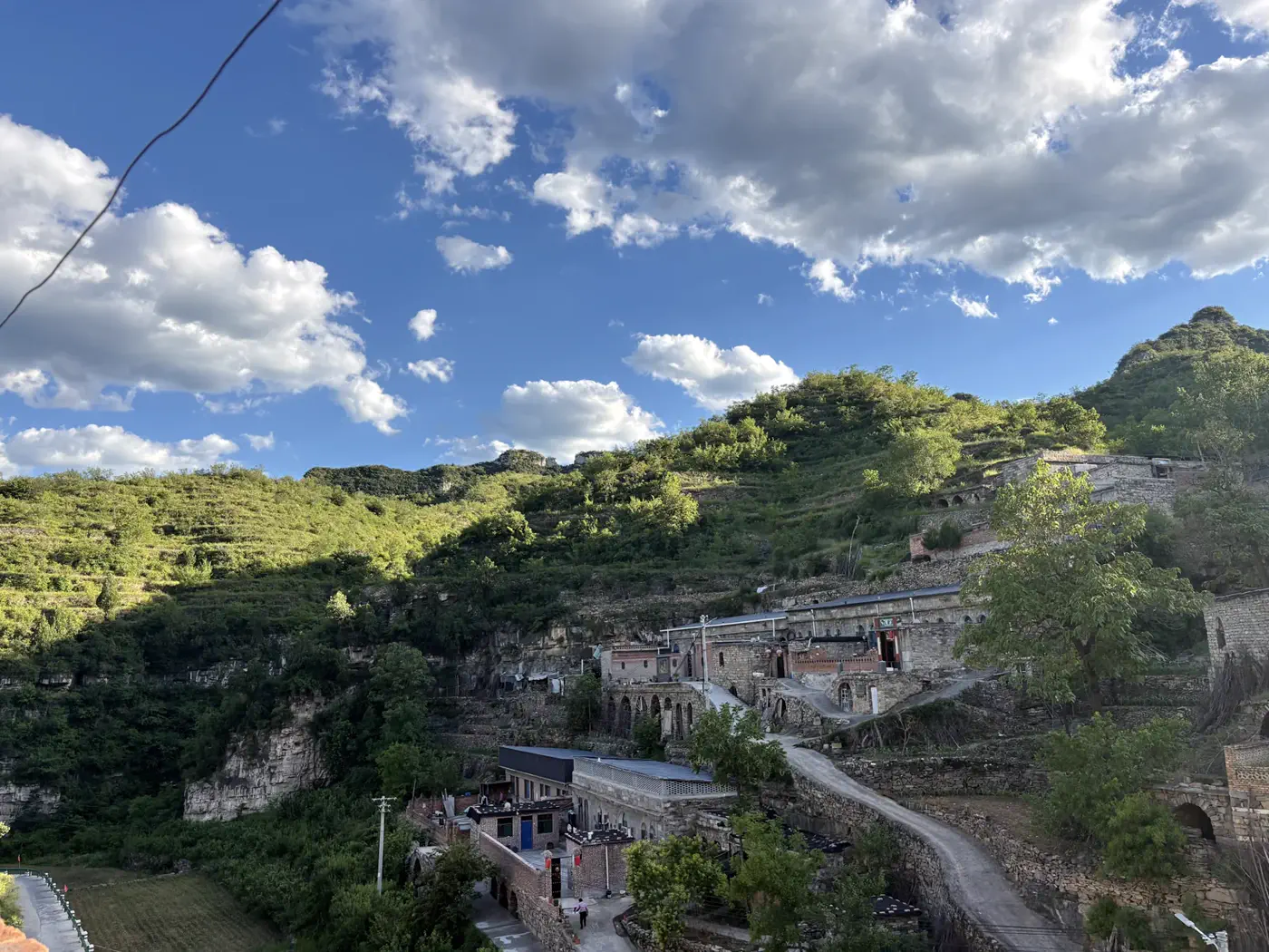 太行山间的大前村石屋与山路