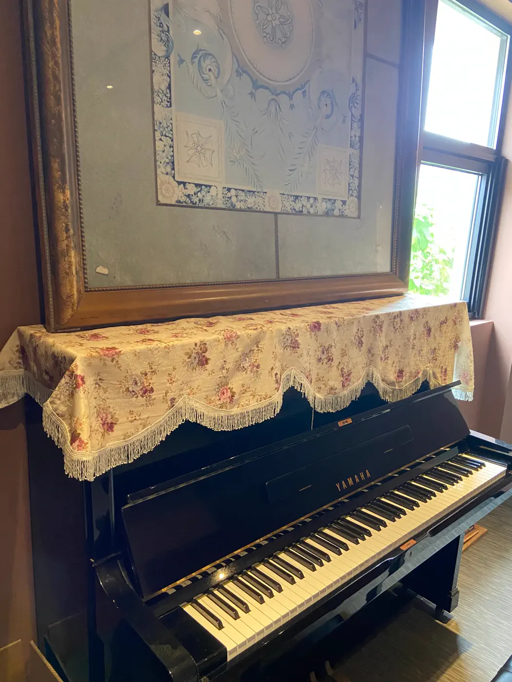 鸿田村钢琴房里的钢琴