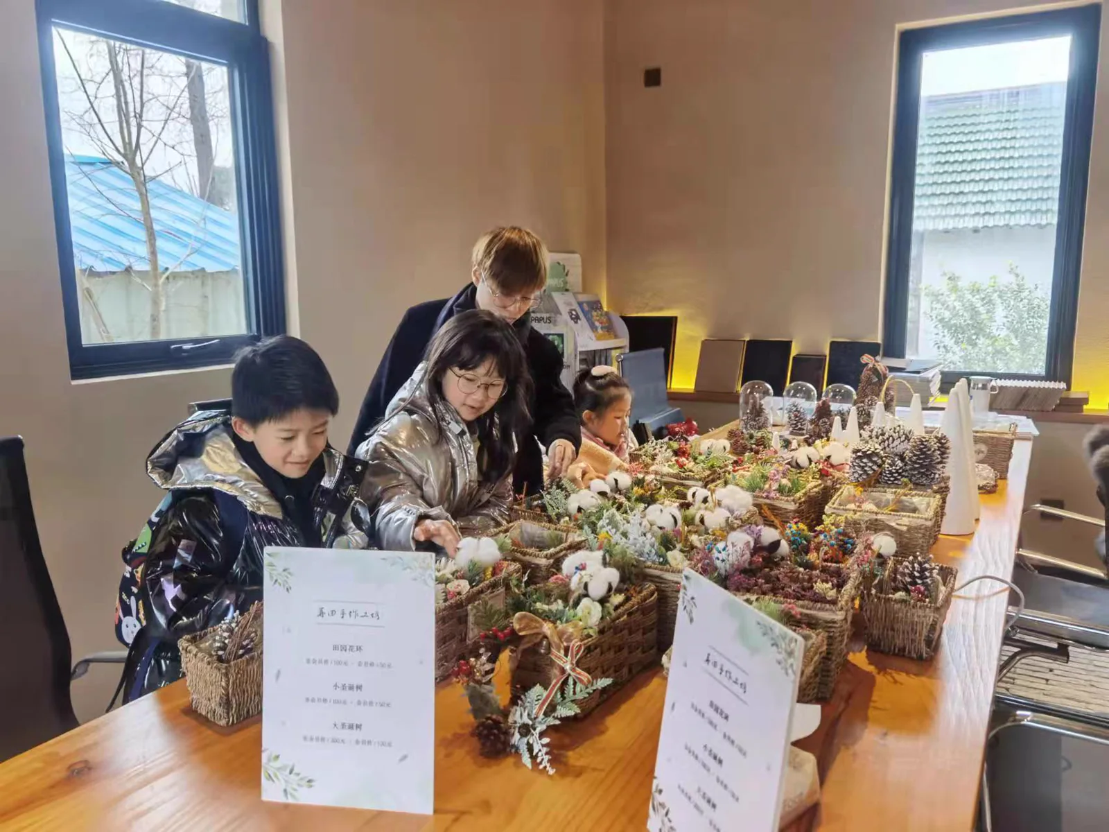 孩子们一起制作植物手工作品