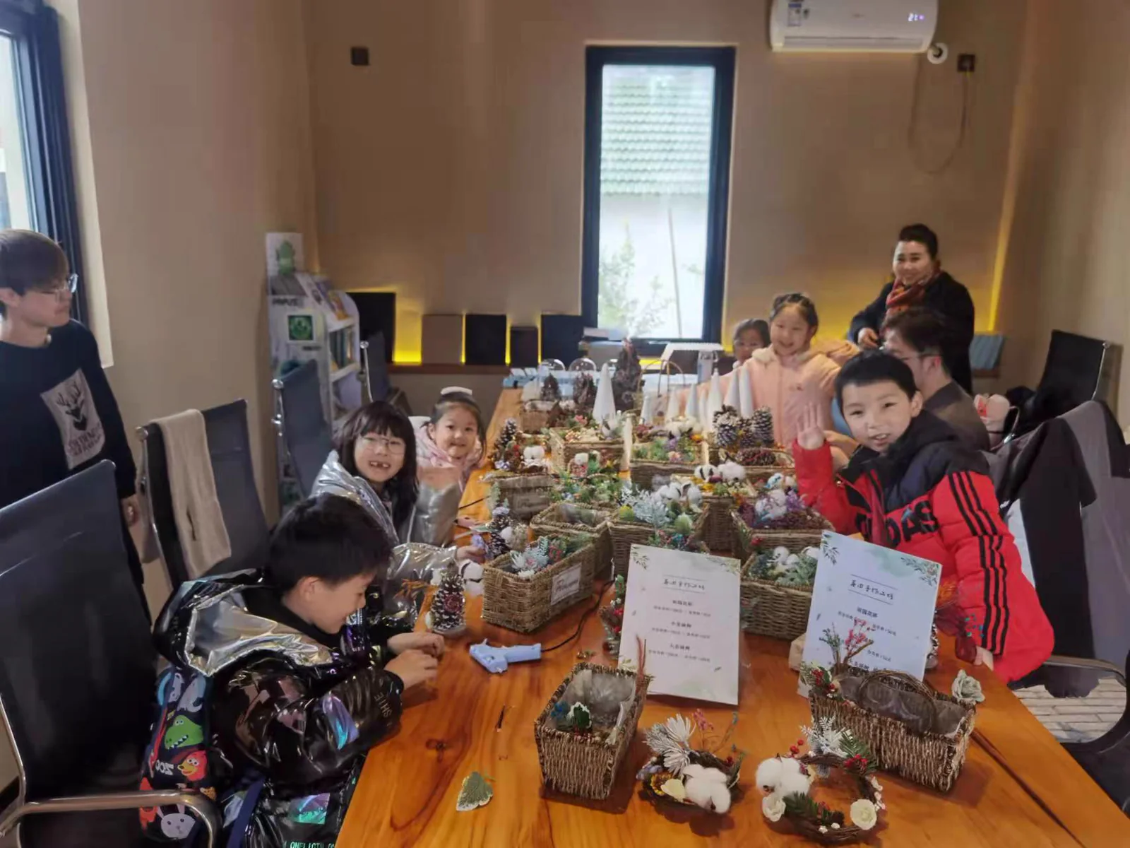 孩子们围桌完成植物手工作品