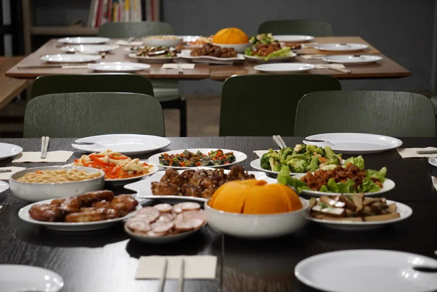 张马村摆满家常菜的共同餐桌